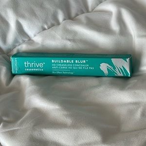 Thrive Causemetics Buildable Blur Concealer in Light